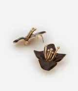 Par de aros tipo botón con forma de flor, de color marrón oscuro con detalles dorados.
