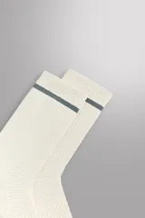 Calcetines deportivos color verde oliva, tejidos con estructura compacta y elástica, con detalle de una línea horizontal azul en el borde superior. Zara Athleticz engineered.