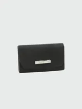 Billetera de cuero color negro con cierre de solapa y broche metálico plateado.
