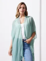 Kimono verde agua de gasa plisada con detalles de perlas en el borde.