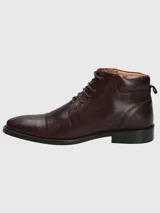 Bota de vestir de cuero negro, con cordones, punta redondeada y suela de goma.