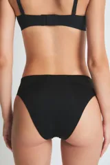 Bombacha menstrual vedetina clásica color negro, con refuerzo absorbente para flujo moderado.