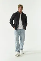 Sobrecamisa color beige de pana con cuello camisero, cierre frontal con botones, dos bolsillos de parche con botón en el pecho y bolsillos laterales.