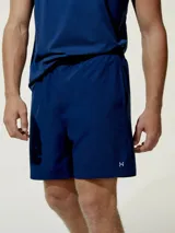 Short deportivo azul con cintura elástica y logo pequeño en la pierna.