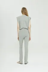 Pantalón largo de morley color verde, ajustado al cuerpo, con cintura elástica y tajo lateral interno en el ruedo.