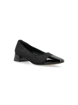 Zapato de cuero nobuck negro con apliques decorativos, punta y taco de charol.