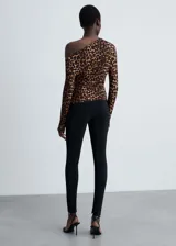 Camiseta de tejido fluido con estampado animal print de leopardo, cuello asimétrico y manga larga.