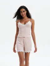 Short de pijama gris melange con cintura elástica y detalle de encaje blanco en el ruedo.