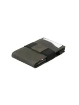 Billetera minimalista color verde oliva con bloqueo RFID, tarjetero de aluminio con capacidad para 6 tarjetas, compartimento para billetes y banda elástica negra con logo en relieve. Incluye ventana transparente para identificación.