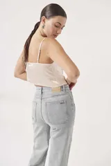 Blusa celeste de satén con breteles finos y escote drapeado.