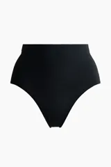 Bombacha de punto negra con efecto moldeador en la cintura. Modelo de tiro alto con refuerzo interior y cobertura media en la parte de atrás. Diseñada con el mínimo de costuras para una sensación suave y mínima visibilidad bajo la ropa.