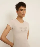 Remera deportiva color beige con cuello redondo, mangas cortas y estampado en relieve con la frase "Health Club". Confeccionada en poliamida texturizada con tecnología Dry que facilita la evaporación del sudor.