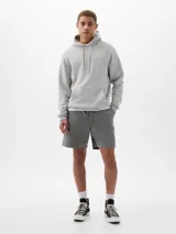 Short gris de corte recto y largo a la rodilla.