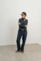 Sweater de punto gris con cuello en V y ribetes en contraste.