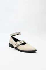 Zapato tipo zueco negro charol con punta fina, doble tira con hebillas metálicas y pulsera al tobillo con tachas.