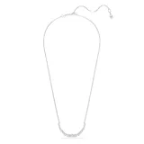 Collar plateado con cadena fina y dije curvo con incrustaciones de circonitas blancas.
