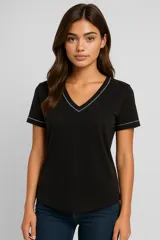 Remera negra de modal con escote en V y mangas cortas con ribete en color blanco.