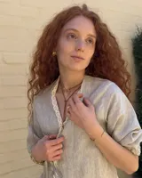 Collar corbatero con hilo de algodón natural color suela y dije de bronce macizo con forma de flores.