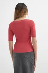 Sweater amarillo de tejido de punto acanalado, con cuello bote y mangas 3/4.