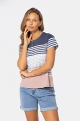 Remera de algodón con poliéster a rayas horizontales en azul, blanco, gris y rosa. Tiene cuello redondo, mangas cortas y botones personalizados en el escote.