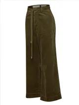 Pantalón de pana verde militar, de tiro alto y pierna recta, con lazo en la cintura.