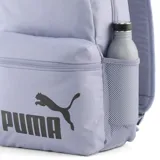 Mochila Puma Phase de color lila claro, con compartimento principal y bolsillo frontal con cierre. Presenta el logo grande de Puma en color gris oscuro en la parte frontal.