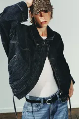 Gorra de sarga con estampado de leopardo, visera curva y ajuste trasero.