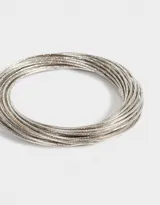 Set de 20 pulseras rígidas doradas de metal.