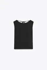 Top negro de cuello redondo y tirantes anchos. Detalle de escote en espalda con tira cruzada ajustable con lazada.