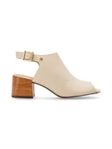 Sandalia peep toe color hueso, confeccionada en cuero, con hebilla metálica y remache metálico con logo de marca. Tiene taco de madera de 6cm, forro y plantilla de cuero, y suela antideslizante de caucho.