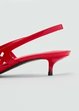 Zapato de tacón kitten color rojo, con punta fina y diseño troquelado.