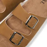 Sandalias con plataforma color mostaza, capellada de cuero sintético con dos hebillas metálicas ajustables, plantilla de corcho con base revestida en textil y suela de goma antideslizante.