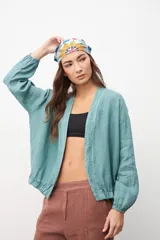 Kimono aqua de lino con mangas largas y terminación elástica en puños y ruedo.