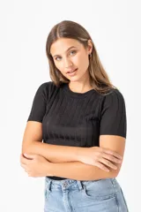 Remera negra de viscosa con cuello redondo y mangas cortas.
