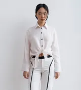 Camisa negra de lino con corte recto, cuello clásico, mangas largas y abertura en los laterales.