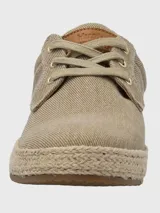 Zapatillas bajas color beige con cordones, capellada de poliéster y suela de goma.