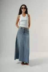 Falda larga de denim, tiro medio, color celeste claro con efecto desgastado. Presenta un corte amplio con paneles verticales que le dan volumen y caída.
