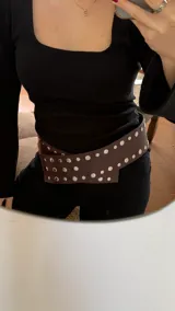 Faja marrón de ecocuero con apliques de tachas plateadas.