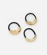 Set de tres elásticos para el pelo con detalle de metal dorado de diferentes tamaños.