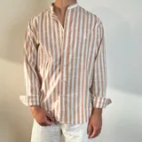 Camisa de hombre de lino a rayas verticales color beige y blanco, con cuello mao y corte regular.