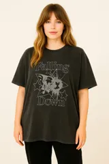 Remera negra con estampa de gato dentro de una estrella y texto "Falling Down".