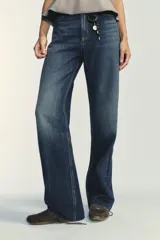 Pantalón de jean azul de corte wide leg, tiro alto y largo hasta el tobillo.