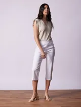 Pantalón capri de algodón denim azul, marca Ruby Rd. con pretina ancha elastizada, bolsillos simulados delanteros y bolsillos aplicados traseros.