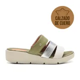 Sandalias de cuero color marrón con tiras doradas y blancas. Plataforma color hueso con tecnología Low Impact.