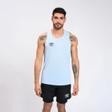 Musculosa deportiva celeste con logo Umbro estampado en el pecho.