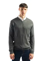 Sweater negro de punto con cuello en V, de calce regular.