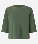 Remera cropped de algodón, color negro, con cuello redondo y mangas cortas.