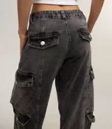 Pantalón recto de jeans color gris oscuro, con bolsillos cargo laterales y cintura con trabillas.