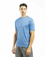 Remera deportiva gris oscuro de poliéster y spandex, de manga corta y cuello redondo.