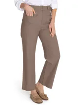 Pantalón de pierna recta y tiro alto color beige, con bolsillos estilo carpintero y cinturón con hebilla metálica.